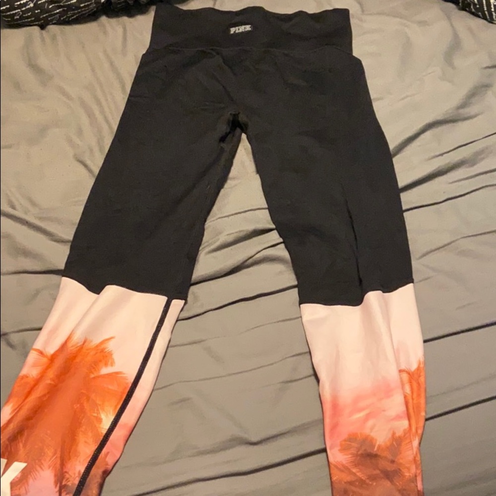 leggings with palm trees ok bottom,pink background